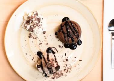 Hausgemachtes Schokoladen-Dessert mit Sahne