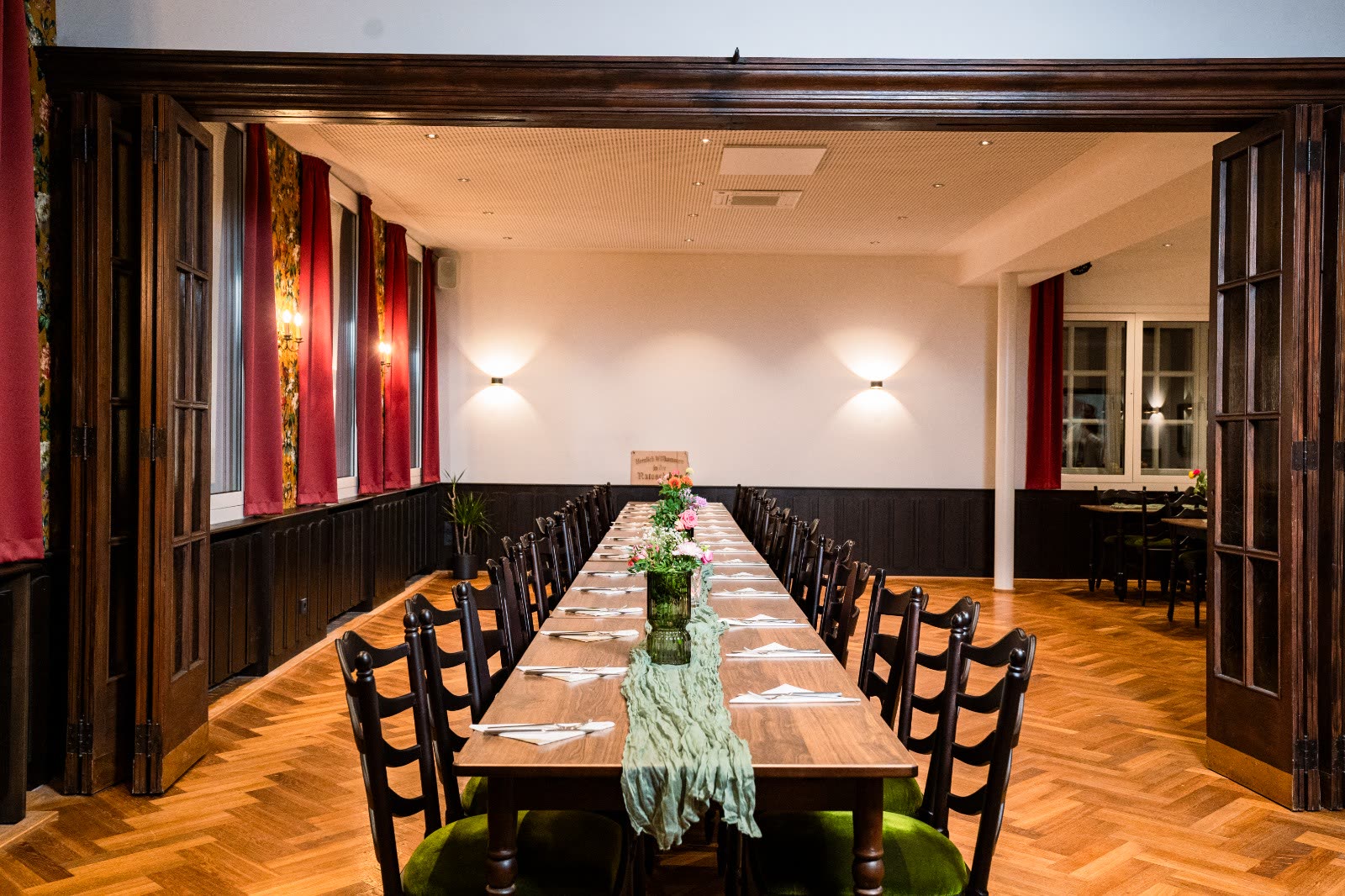 Durchblick durch die geöffneten Türen in den Festsaal der Ratsschänke