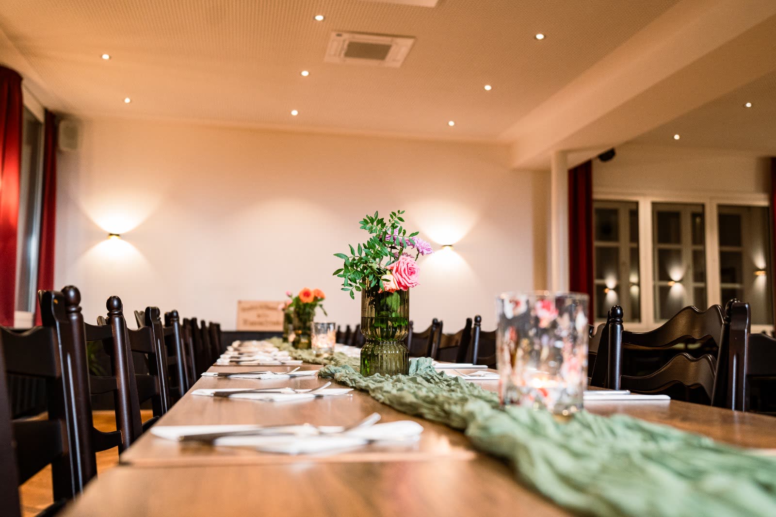 Eingedeckte Tafel mit frischen Blumen im Saal der Ratsschänke